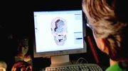 Fall "Die Knochenleser": Dr. Backofen erstellt anhand der Sch&auml;delrekonstruktion am Computer ein Phantombild des Toten, um dessen Identit&auml;t heraus zu finden.