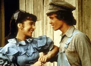 Mimi (Jane Alice Brandon, l.) kann Johnny (Mitch Vogel, r.) überreden, in Mankato zu bleiben. Mimi (Jane Alice Brandon, l.) kann Johnny (Mitch Vogel, r.) überreden, in Mankato zu bleiben.