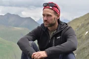 Zurab Tibilov recherchiert ‚wilde Wege‘ auf und abseits der Abano-Straße für Motorrad (Enduro)-Touristen. Zurab Tibilov recherchiert ‚wilde Wege‘ auf und abseits der Abano-Straße für Motorrad (Enduro)-Touristen.