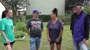 Im Gemeinschaftsgarten gibt es eine "Nachz&uuml;glerin", denn auch Ela (2.v.re.)  w&uuml;rde gern, gemeinsam mit ihrer Familie, zwei Beete bepflanzen. Michael und Lothar haben diese schnell noch f&uuml;r sie bereit gemacht.