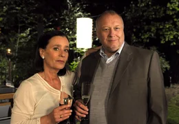 Klaus (Thomas Thieme) und Karin (Cornelia Schmaus) beobachten, wie Peter mit seinem Fr&uuml;hrentner-Dasein zurechtkommt.