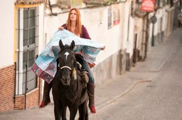 Mika (Hanna Binke) macht sich mit ihrem Hengst Ostwind auf den Weg nach Andalusien.