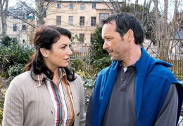 Cleo (Christine Neubauer) verliebt sich wider Willen in ihren hilfsbereiten Nachbar Jan (Michael Roll).