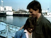 MacGyver (Richard Dean Anderson, r.) verabschiedet sich von Lisa (Tammy Lauren, l.).