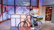 Woozle (li.) m&ouml;chte am gro&szlig;en Preis von Woozlingen teilnehmen und daf&uuml;r ein umweltfreundliches Rennauto erfinden. Doch das ist gar nicht so einfach, denn Woozles Ideen sind wie immer: komplett verr&uuml;ckt. Zum Gl&uuml;ck h&auml;lt Maria (re.) ein paar gute Ideen bereit.