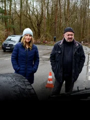 Linett Wachow (Stefanie Stappenbeck, l.) und Otto Garber (Florian Martens, r.) werden zu einer Unfallstelle gerufen, weil offen ist, ob sich dahinter ein Verbrechen verbirgt.