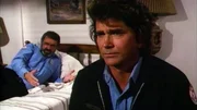 Jonathan (Michael Landon) und Mark (Victor French) sehen Nachrichten.