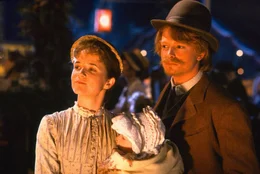Im wilden Westen trifft Marty seine Ururgro&szlig;eltern Maggie (Lea Thompson, l.) und Seamus McFly (Michael J. Fox, r.) ...