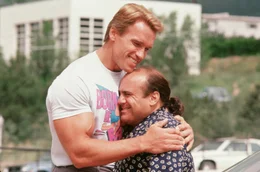 Auch wenn er seinen Zwillingsbruder (Danny DeVito, r.) gleich beim ersten Treffen aus dem Knast holen muss, ist die Wiedersehensfreude bei dem muskul&ouml;sen Genie Julius (Arnold Schwarzenegger, l.) ziemlich gro&szlig; ...
