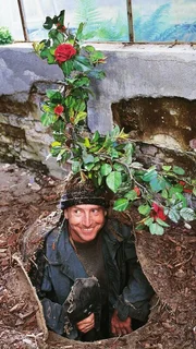 Flüchtling Richard Stern (Martin Semmelrogge) glaubt sich einen Tunnel vom Männerknast in die Freiheit gegraben zu haben, landet aber leider in der Gärtnerei von Reutlitz... Flüchtling Richard Stern (Martin Semmelrogge) glaubt sich einen Tunnel vom Männerknast in die Freiheit gegraben zu haben, landet aber leider in der Gärtnerei von Reutlitz...