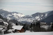 Winterfreuden - Winter auf dem Land &ndash; das hei&szlig;t Eisstockschie&szlig;en, Schneemann bauen und Schlittenfahren. Viele dieser Freizeitbesch&auml;ftigungen lieben Kinder und Jugendliche auf dem Land seit Generationen. Oft werden Schlittschuhe, Schlitten und anderes Sportger&auml;t noch von den Gro&szlig;eltern verwendet. Sportarten wie das Eisstockschie&szlig;en sind beliebte gesellschaftliche Treffpunkte, wo es nicht prim&auml;r um das Gewinnen geht, sondern um den angeregten Austausch zwischen den Menschen. Christian Papke portraitiert die Winterhobbys der &Ouml;sterreicherinnen und &Ouml;sterreicher an einigen Orten l&auml;ndlicher Idylle. - Im Bild: Embach im Nationalpark Hohe Tauern.