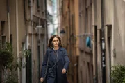 Petra Delicato (Paola Cortellesi) entspannt bei langen Spazierg&auml;ngen in Genua.