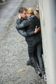 Schnell entwickelt sich zwischen Tris (Shailene Woodley, r.) und Four (Theo James, l.), einem Trainingsleiter der furchtlosen Ferox-Gruppe, eine zarte Liebesbeziehung. Doch h&auml;lt diese den harten Bedingungen der Ferox-Fraktion stand?