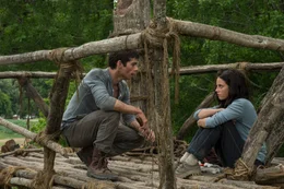 Thomas (Dylan O'Brien, l.) und Teresa (Kaya Scodelario, r.) befinden sich zusammen mit anderen Jugendlichen auf einer Lichtung, ohne jegliche Erinnerung an ein fr&uuml;heres Leben. Ein sich t&auml;glich ver&auml;nderndes Labyrinth macht es schwer, von dort zu fliehen, doch es ist nicht unm&ouml;glich ...