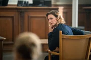 Nach ihrer Aussage vor Gericht sucht die Ehefrau des Opfers, Annika Troy (Wiebke Puls), nach Unterst&uuml;tzung.