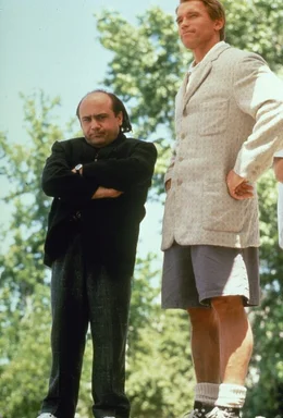 Julius (Arnold Schwarzenegger, r.) und Vincent (Danny DeVito, l.) sind Zwillinge - wenn auch unterschiedlichster Bauart, da sie das Resultat eines dubiosen genetischen Experiments sind ...