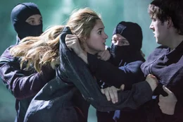 Tris (Shailene Woodley, 2.v.l.)