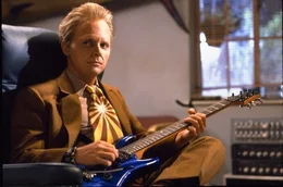 Marty (Michael J. Fox) reist in die Zukunft, um seinem &auml;lteren Ich zu helfen. Doch bei seiner R&uuml;ckkehr ins Jahr 1985 findet er eine Parallelwelt vor. Marty ist klar: Die Ursache liegt in der Zukunft.