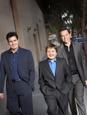 Alan Harper (Jon Cryer, r), Charlie Harper (Charlie Sheen, l), Jake Harper (Angus T. Jones, m)