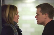 Wird Jason Bourne (Matt Damon, r.) wichtige Antworten von  Nicky (Julia Stiles, l.) erhalten?
