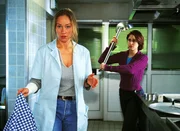 Dagmar (Kristiane Kupfer, li.) erschrickt, weil die vermeintlich bewu&szlig;tlose Katrin (Tanya Neufeldt) verschwunden ist. Sie ahnt noch nicht, da&szlig; Katrin direkt hinter ihr steht...