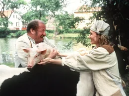 Tausche Kuh gegen Ferkel! In diesem Fall gibt der Bauer (Wolfgang V&ouml;lz, links) nat&uuml;rlich gern sein Ferkel her. Aber auch Hans (Andreas Bieber) denkt, er macht ein Schn&auml;ppchen.