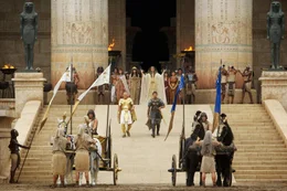 Noch hofft Pharao Seti (John Turturro, hinten M. r.), dass sein Sohn Ramses (Joel Edgerton, M. l.) Adoptivsohn Moses (Christian Bale, M. r.) immer als Bruder und Freund achtet. Im Widerspruch zu den W&uuml;nschen seiner Frau Tuya (Sigourney Weaver, hinten M. l.) ...
