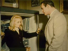Auf frischer Tat ertappt: Die Kleptomanin Marnie (Tippi Hedren, l.) kann es einfach nicht lassen. Ihr Chef Mark Rutland (Sean Connery, r.) verspricht ihr, sie nicht der Polizei zu &uuml;bergeben, wenn sie ihn heiratet ...