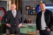 Hollace Kilbride (Gerald McRaney, l.); Bill Newsome (Randy Couture, r.)