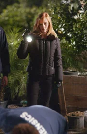 Das CSI-Team ist in h&ouml;chster Alarmbereitschaft: Nick wird bei einer Tatort-Ermittlung entf&uuml;hrt. Der Entf&uuml;hrer h&auml;lt Nick lebendig begraben in einem Plexiglas Sarg gefangen. Das Team um Catherine (Marg Helgenberger) und Gil kann Nick zwar &uuml;ber ein Video-Stream beobachten, doch niemand wei&szlig;, wo sich Nicks Grab befindet. Was das Team nicht ahnt: auf Grund einer perversen Vorrichtung sorgen die Kollegen selbst daf&uuml;r, dass sie Nicks Sauerstoffzufuhr unterbrechen.