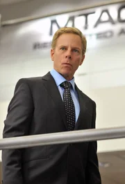 &Uuml;bernimmt vor&uuml;bergehend die Leitung: NCIS Deputy Director Jerome Craig (Greg Germann) ...