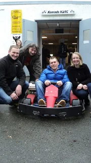 Von links: Robert, Frank, Tr&ouml;del-Experte Otto Schulte und Aileen.Von links: Robert, Frank, TrĂ&para;del-Experte Otto Schulte und Aileen.