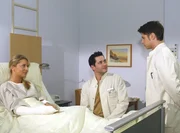 Zwei Platzhirsche: Dr. Philipp Brentano (Thomas Koch) und Vladi (Stephen Dürr) tragen vor der Patientin (Katrin Weißer) ihre Kompetenzstreitigkeiten aus. Zwei Platzhirsche: Dr. Philipp Brentano (Thomas Koch) und Vladi (Stephen Dürr) tragen vor der Patientin (Katrin Weißer) ihre Kompetenzstreitigkeiten aus.