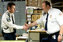 Noch ahnt Veck Sims (Keir O'Donnell, l.) nicht, dass sein neuer Kollege Paul Blart (Kevin James, r.) &uuml;bereifrig an die Arbeit geht ...
