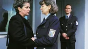 Jutta (Claudia Loerding, r.) verzichtet bei Uschi (Barbara Freier) auf eine Taschendurchsuchung - Uschi ist auf dem Weg zur Beerdigung ihres Kindes...