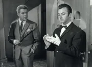 Der Anwalt Frank Tanner (Heinz Drache, links) versucht auch dem seltsamen Butler Bonwit (Eddy Arendt) Hinweise zu entlocken, die auf die Spur des M&ouml;rders f&uuml;hren k&ouml;nnten.