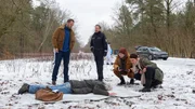Auf einer Wiese in Wismar wird eine Leiche (Frank Siebers, M.) aufgefunden. Rechtsmedizinerin Dr. Helene Sturbeck (Katharina Blaschke, 2.v.r.) erkennt schnell, dass das Opfer sich nach der Gewalteinwirkung noch einige Zeit bewegt haben muss. Polizist Timmermann (Mathias Junge, 2.v.l.), Kommissar Lars P&ouml;hlmann (Dominic Boeer, l.) und Kommissarin Karoline Joost (Nike Fuhrmann, r.) durchsuchen zun&auml;chst das Auto des Opfers, um Gewissheit &uuml;ber dessen Identit&auml;t zu erlangen. Was ist hier passiert?