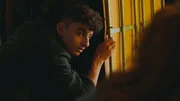 Kai (Narek Awanesyan) versucht, aus dem Studiogeb&auml;ude zu fliehen.