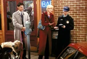 Greg (Thomas Gibson, li.) verfolgt einen Streit zwischen Dharma (Jenna Elfman, Mi.) und einer Polizistin.