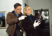 Die Beamten Bonhoff (Wolfgang Krewe) und Svenja Bj&ouml;rson (Li Hagman) finden in der Wohnung von Klaus Thurau tats&auml;chlich Spuren.