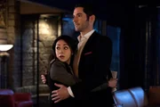 Als Lucifer (Tom Ellis, r.) Ella (Aimee Garcia, l.) um einen Gefallen bittet, darf sie sich im Gegenzug etwas von ihm w&uuml;nschen. Was wird das sein?