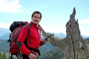 Bergretter Tobias Herbrechter (Markus Brandl) macht sich auf die Suche nach Hinweisen auf den vermissten Frank Brandstetter.