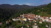 Dieses kleine, malerische Dorf liegt wahrscheinlich in der Region Ligurien im Norden Italiens, nahe der Grenze zum Piemont, in Gebieten, die als Casoni, Arola oder Davagna bekannt sind.