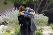 Monk (Tony Shalhoub) nimmt &uuml;bergl&uuml;cklich Molly (Alona Tal) in seine Arme.
