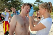 Nach einer Schl&auml;gerei am FFK Strand verarztet Nora (Tanja Wedhorn) Schulleiter Thorsten Thieme (Kai Ivo Baulitz).