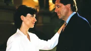 Nun sind sie geschieden: Bea (Isabelle von Siebenthal) und Stefan (Sigmar Solbach). Nun sind sie geschieden: Bea (Isabelle von Siebenthal) und Stefan (Sigmar Solbach).