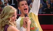Der Zuschauer Dugan Scott (Jay Jablonski) wird von einer Cheerleaderin (Darstellername nicht zu ermitteln) ausgelost, w&auml;hrend eines Basketballspiels f&uuml;r einen Millionengewinn auf den Korb zu werfen. Nachdem er getroffen hat, bricht er tot zusammen.
