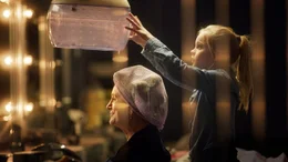 Romy (Vita Heijmen) tr&auml;umt davon eines Tages den Friseursalon ihrer Oma Stine (Beppie Melissen) zu &uuml;bernehmen und &uuml;bt flei&szlig;ig daf&uuml;r.