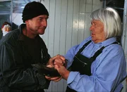 Flüchtling Richard Stern (Martin Semmelrogge) stellt sich der entsetzten Mutz (Brigitte Renner) vor. Er ist gerade aus einem Tunnel, den er sich aus dem Männerknast gegraben hat, in der Gärtnerei gelandet. Flüchtling Richard Stern (Martin Semmelrogge) stellt sich der entsetzten Mutz (Brigitte Renner) vor. Er ist gerade aus einem Tunnel, den er sich aus dem Männerknast gegraben hat, in der Gärtnerei gelandet.