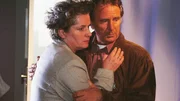 Uschi (Barbara Freier) und Wolfgang (Klaus Wennemann) bangen um ihre Tochter Sonja. Verzweifelt beobachten die Eltern die Rettungsbem&uuml;hungen der &Auml;rzte.